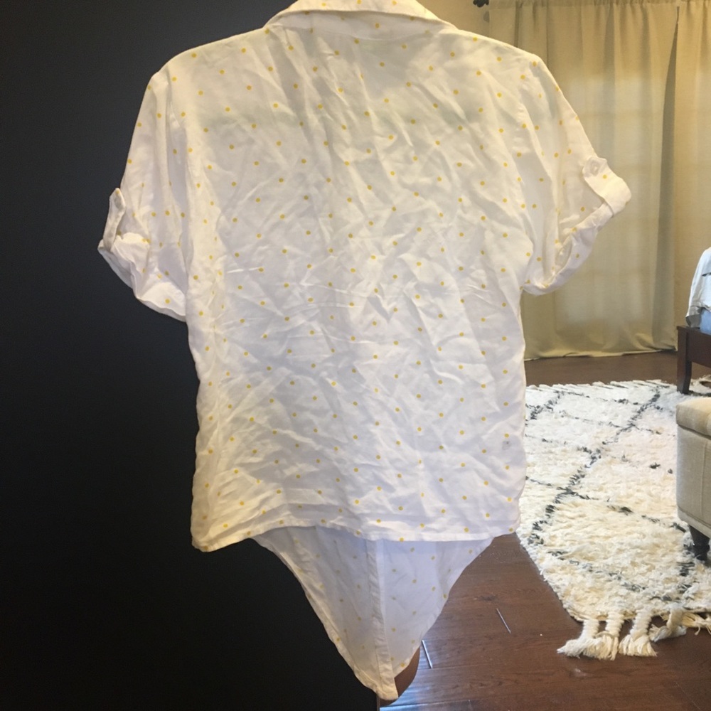 Knotted top with buttons